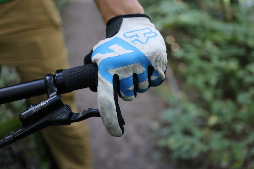 5 Best Mountain Bike Gloves for Your Most Adventurous Rides (Summer 2022)