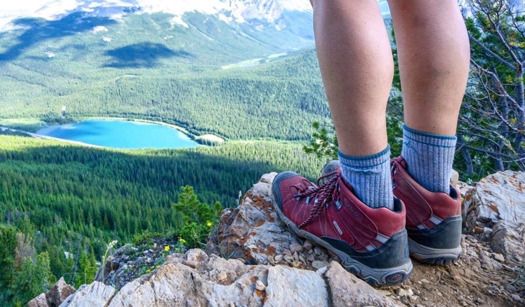 10 Best Hiking Boots for Flat Feet - No More Pain in Your Way! (Summer 2022)
