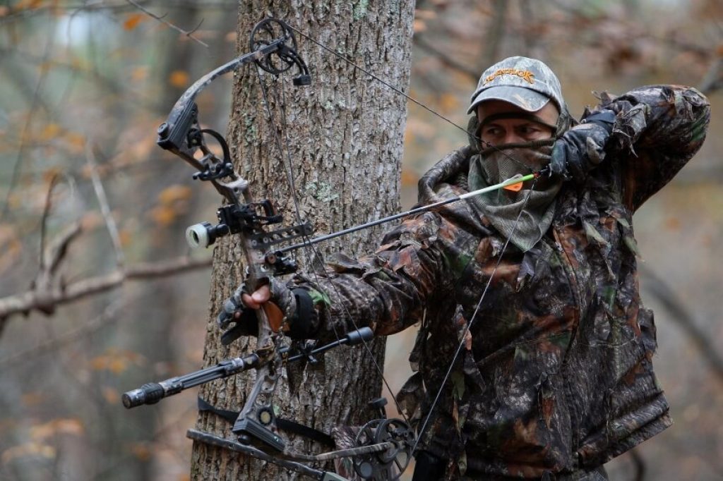 5 Best Left-Handed Compound Bows for Optimum Efficiency and Smooth Operation (Summer 2022)
